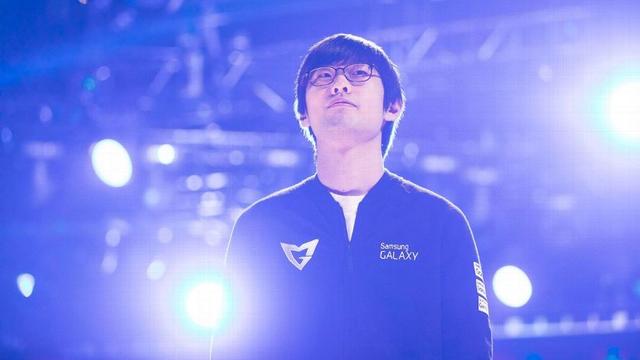 AL Club 发布了最终化妆的幕后照片：红熊猫的幕后照片来了~