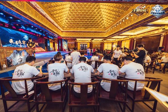 德州扑克“过牌-掩护”：如何在转牌圈利用弱势表现掩盖你的坚果牌（Nuts）。（德州扑克过牌伪弱：在转牌圈以弱势姿态隐藏你的坚果牌（Nuts））