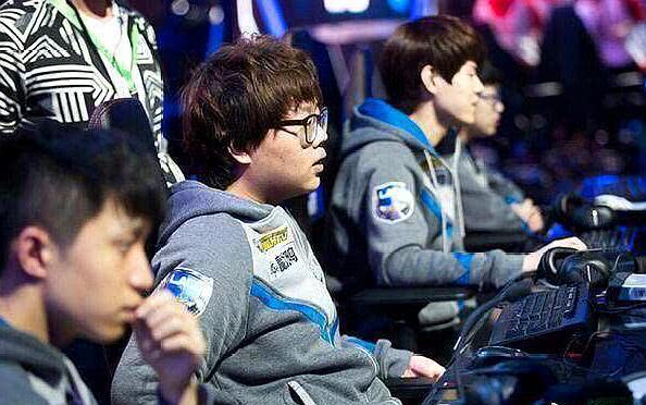 牌桌社交学：为什么和大家聊得开心能让你赢更多钱？（牌桌社交：为何聊得越开心，越容易赢更多钱？）